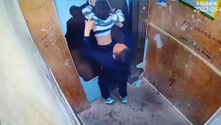 影/驚險！男童牽羊搭電梯「被繩子攔腰吊起」　爺順利救下孫…網友群問：那羊呢？