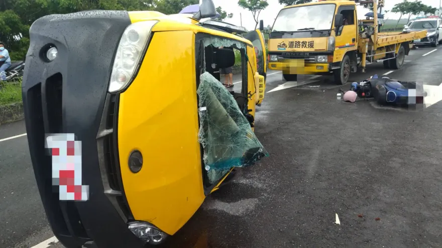 影/悚！嘉義高鐵大道閃機車失控！小黃側翻、機油流滿地　2傷