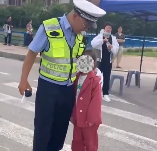 影/天兵媽送孩參加高考卻「忘了另一個」　小女兒被留在現場焦急求助警察