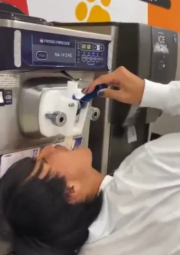 影/日本又傳食物恐攻！男大生「嘴接霜淇淋」　噁心影片瘋傳下場慘了