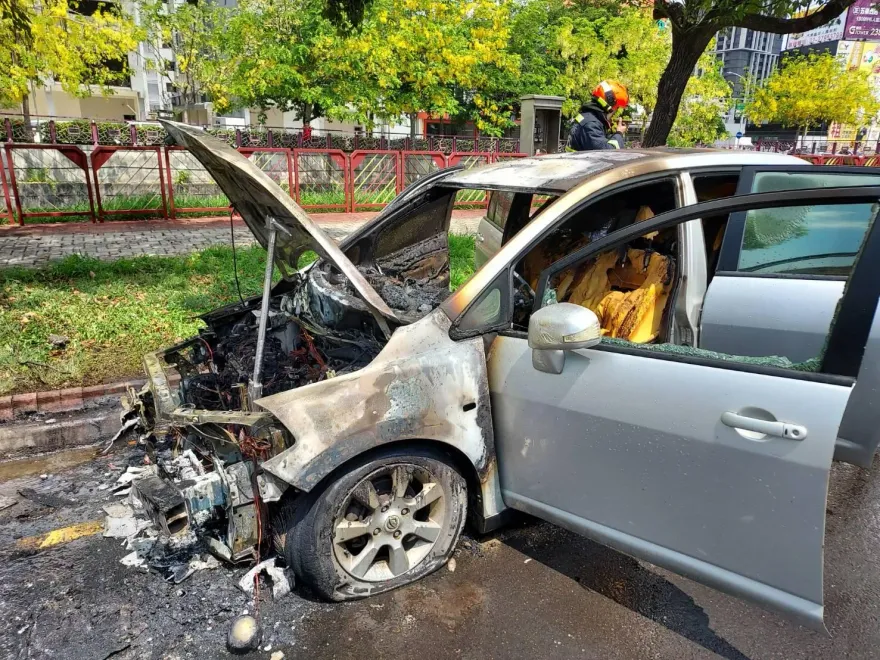 影/台中南屯火燒車意外！她驚覺愛車「異常抖動」 急停下　整輛秒起火嚇歪