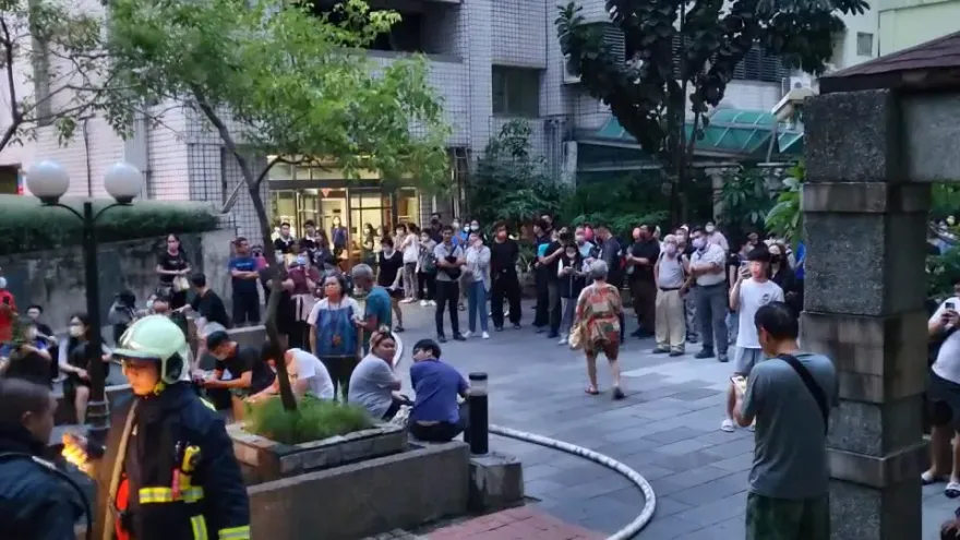 影/台中西屯集合住宅遭祝融　1人罹難民眾直擊「他家裡棉被在燒」疑為起火點