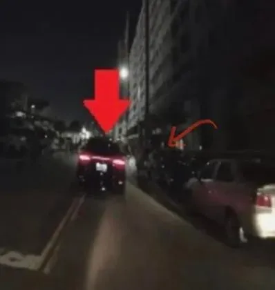 閃路邊行人往左偏…「車輪壓雙黃線」秒遭拍下檢舉　他接罰單傻眼