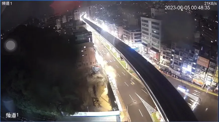 影/北市工地深夜坍方！擋土牆遭土石壓垮　警衛險遭活埋