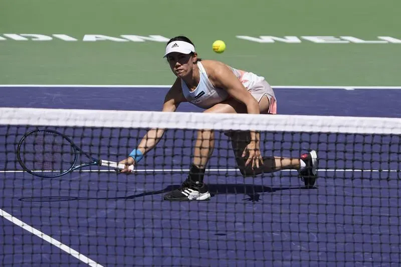 影/誤擊球僮遭取消女雙資格！日本女將「破涕為笑」　殺進法網混雙決賽