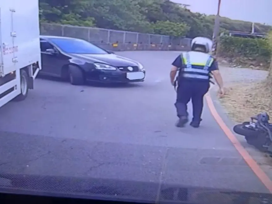 影/先撞貨車「再撞倒警察」女嫌落跑！網嘆：只能放走以免又被記過