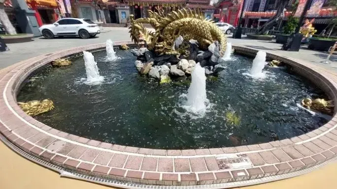 影/他說存款遭盜領！請示神明　半夜跳許願池「海撈3800元」