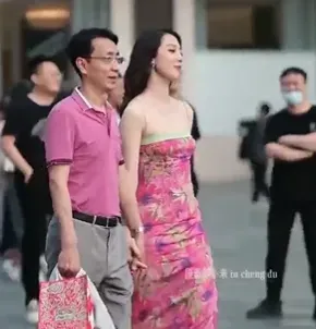 影/「陸國企領導不倫戀」 白富美小三超狂背景被起底　同款洋裝網路賣翻