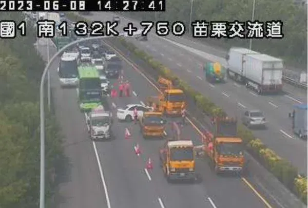 快訊/施工緩撞車遭追撞！國1南下132.7K爆車禍　占用內側2車道回堵1公里