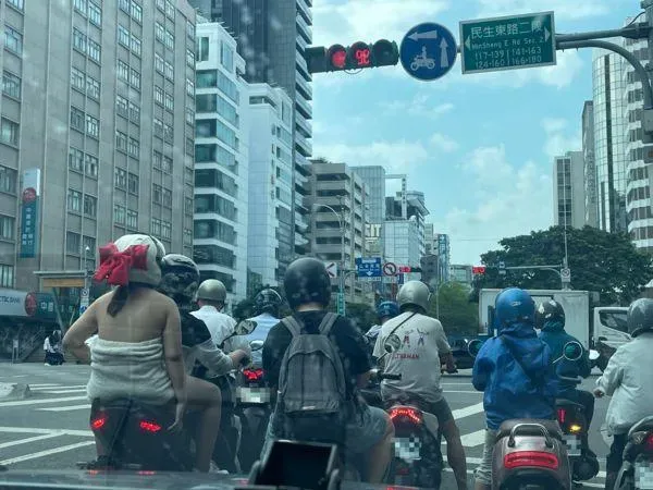 去洗澡的路上！「馬尾妹」一片浴巾坐機車 　這背殺、2.5萬人嗨翻