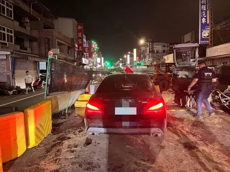 桃園賓士車深夜撞進捷運工地　24歲駕駛斷手送醫
