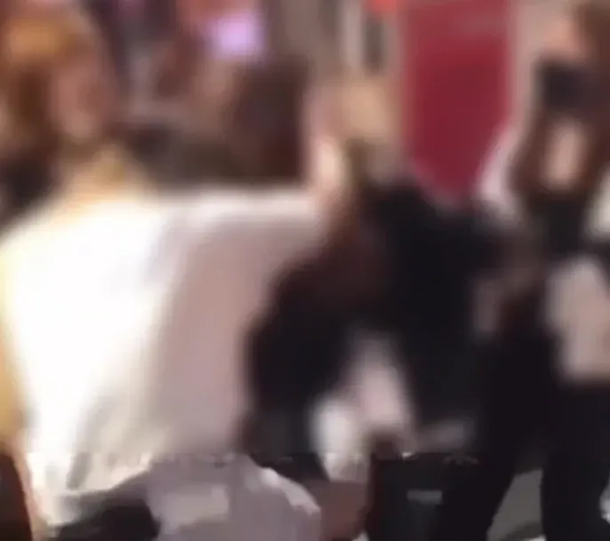 板橋湳雅夜市爆霸凌！長髮國中妹慘遭包圍狂K腦袋