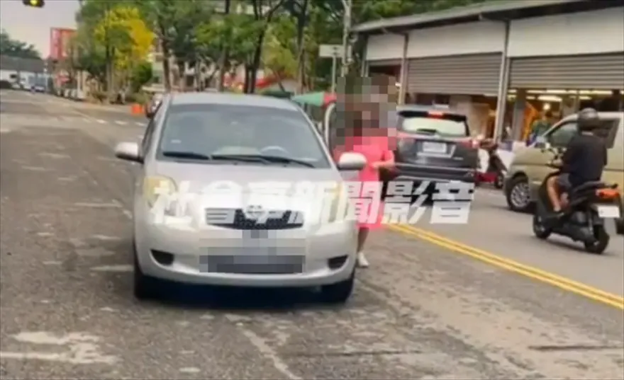 馬路都是我的停車場！女駕駛疑為購物霸氣停車「路中間」　恐吃3.6萬罰單