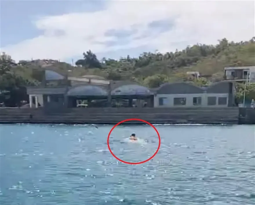 不要命！觀光客在小琉球漁港水域游泳嬉戲惹眾怒　恐面臨15萬大罰單