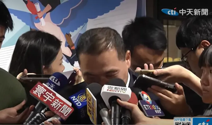 影/嗆幼兒園餵藥案！政大學生抗議聲中　侯友宜再度鞠躬道歉