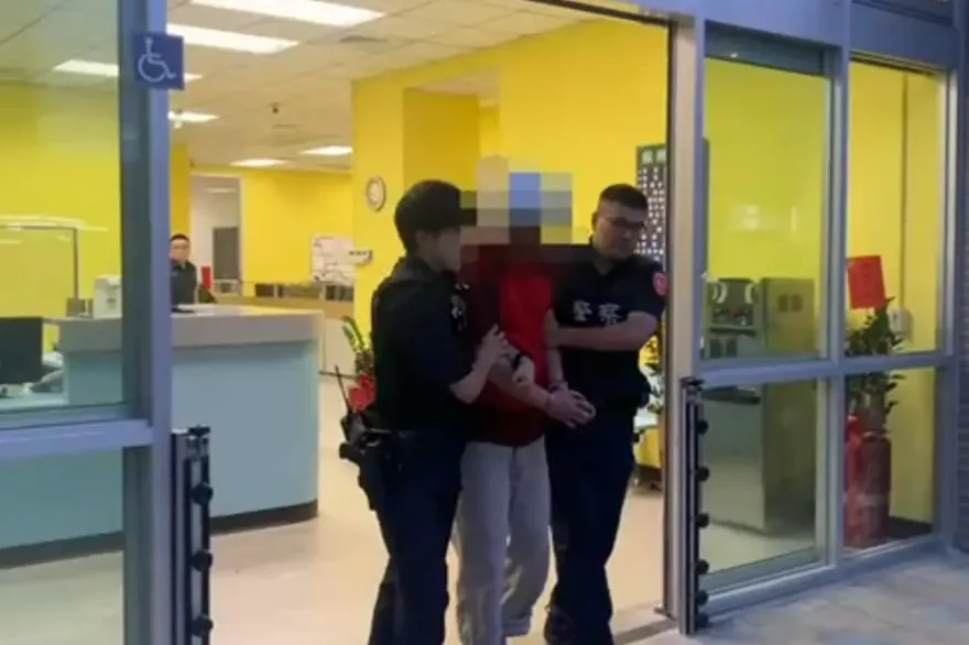 襲警案再+1！通緝犯持刀劃傷桃園警右側頸部　送醫治療縫合無礙