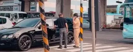 軍車「路口開戰」千萬賓利　擦撞結果曝！網虧駕駛兵：要幹到最大年限了