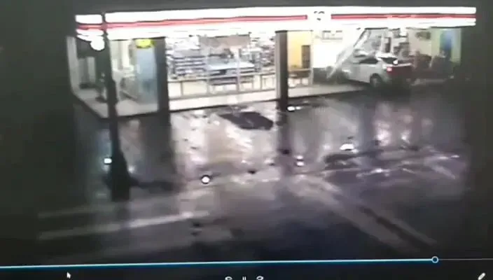 影/台中夜校女駕車「繞一圈」撞進超商　校方：打滑失控