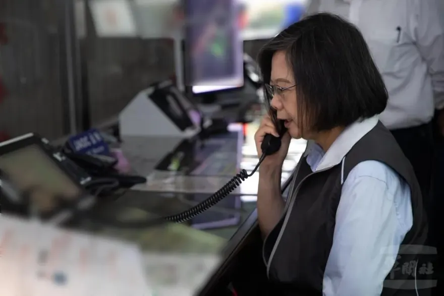 影/與空軍通話「竟遭解放軍打斷」！蔡英文一臉超尷尬畫面曝