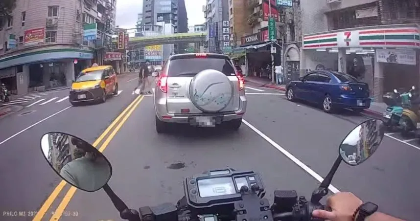 影/台北又見行人地獄！男女走斑馬線　轎車突竄出「按喇叭疾駛」…最重下場曝