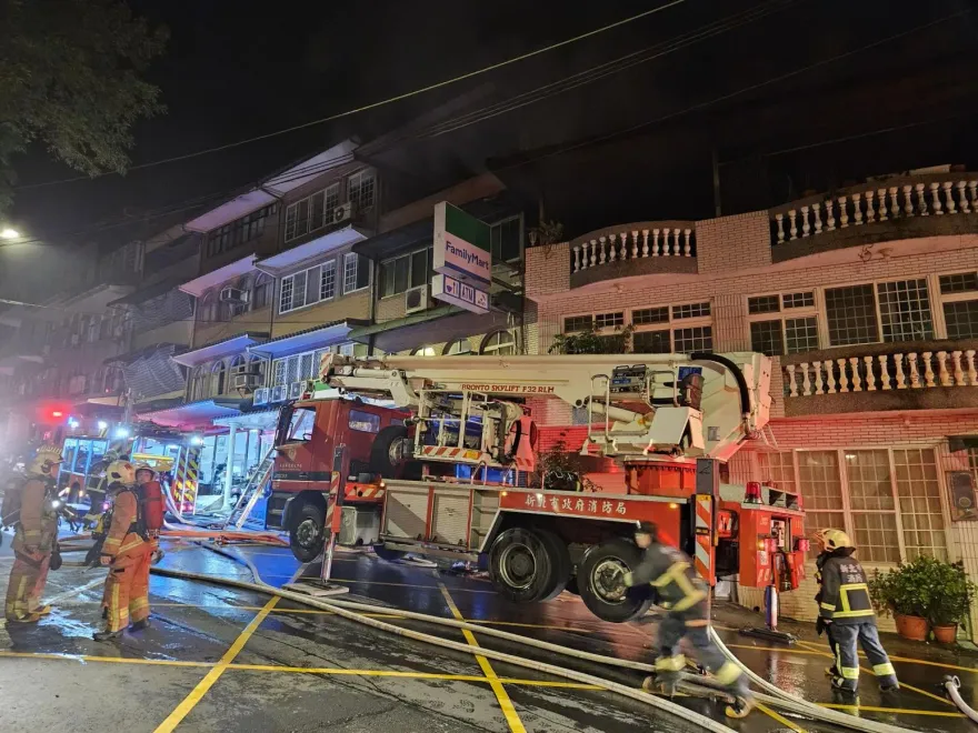 影/新店透天厝深夜驚傳祝融！1男子重傷送醫急救