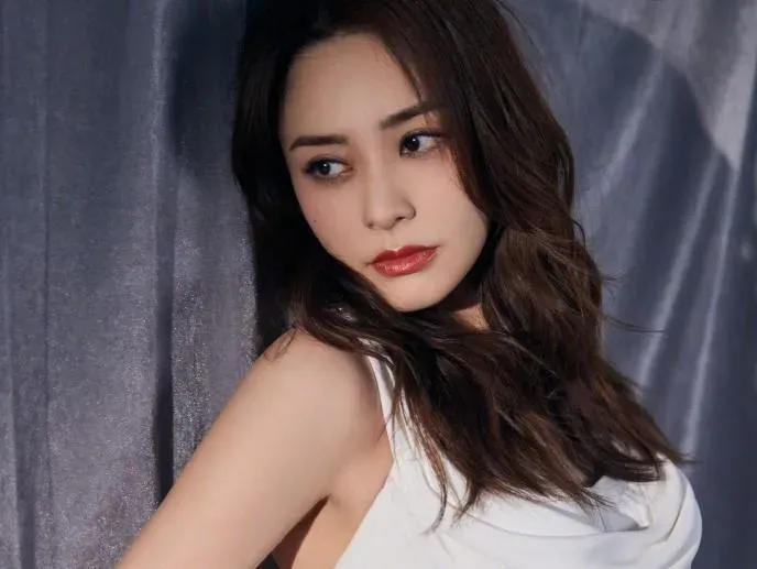 路邊親臉照流出！阿嬌離婚3年疑新戀情…對象遭起底是「女版陳冠希」