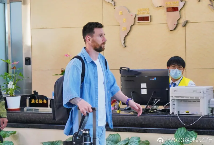 影/第7次訪陸！梅西乘私人飛機抵京　球迷瘋堵追車…網現「22萬合影」詐騙