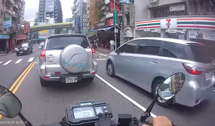 行人地獄？過斑馬線突遇急駛車按「叭叭」　生死一線間