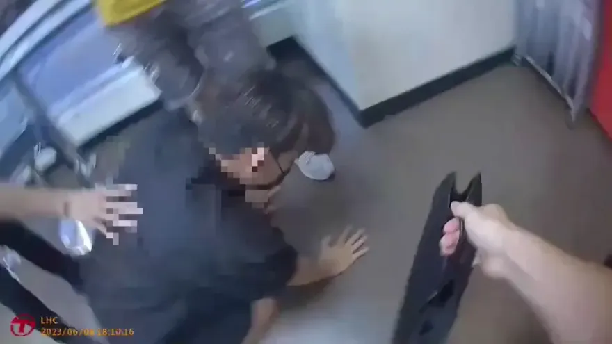 影/北漂當車手打拼賺錢？林口警超商逮人　車手竟是休學男大生