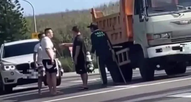 澎湖又爆遊客司機路怒症衝突！「起火點」疑不滿沒戴安全帽遭按喇叭示警