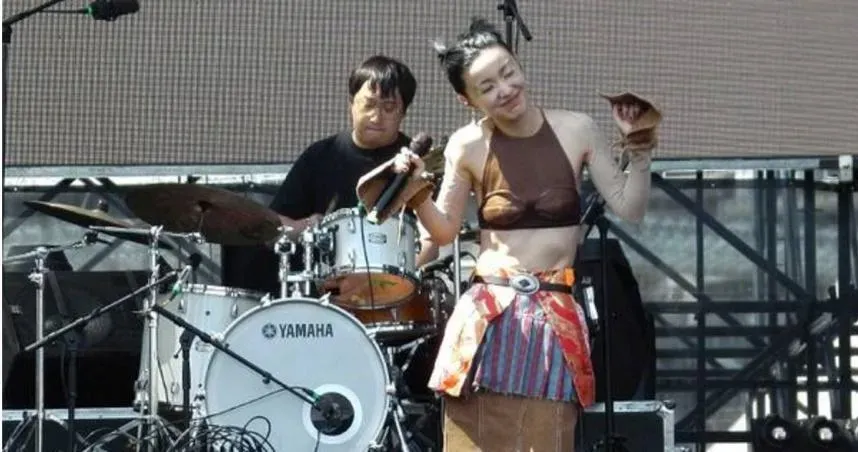 小精靈郭采潔「胸部掉到腰」遭酸　陷走光危機網全看傻