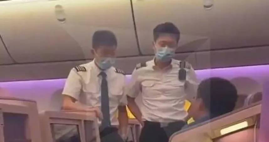 航班因救人延誤3hr　陸男等太久機上大鬧…乘客怒轟：滾下去