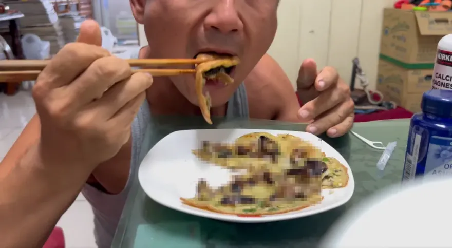 辣個男人太狠！11分鐘嗑完「蟑螂煎蛋」 　口感曝光