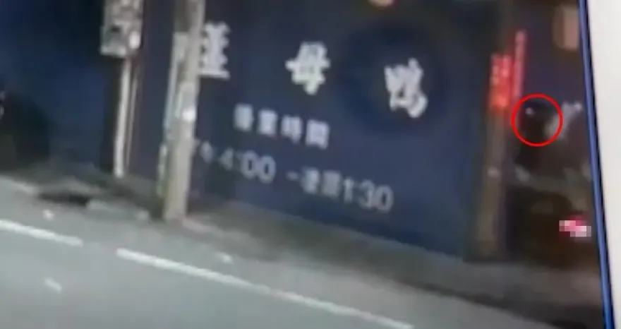 剛拿到駕照太嗨！18歲機車騎士疑車速過快　自撞薑母鴨店鐵門