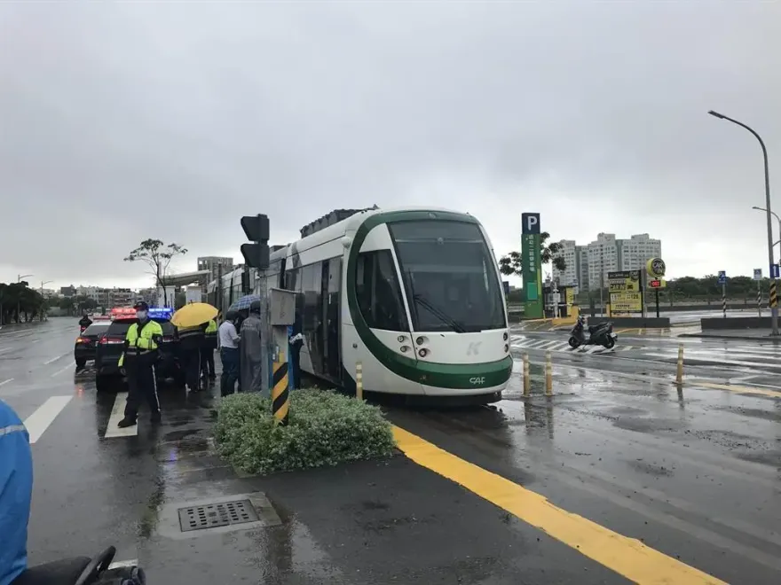 高雄輕軌乘客下車遭擦撞　緊急停駛「17分鐘」後恢復運行