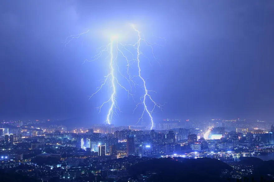 女子拿平底鍋秒遭閃電擊中！奇蹟存活後…竟習得「感知暴風雨」能力