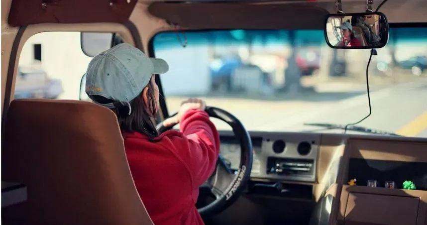 開車滑手機撞死人免賠？「家屬求償430萬」　法官看監視器逆轉駁回