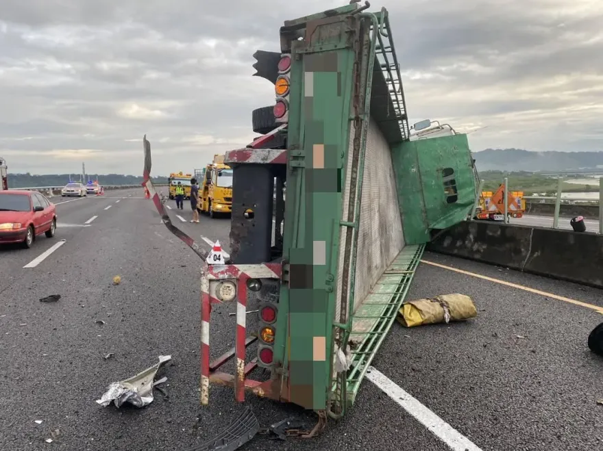 影/國3竹山段小車追尾大貨車！路肩起火　大貨車當場翻覆
