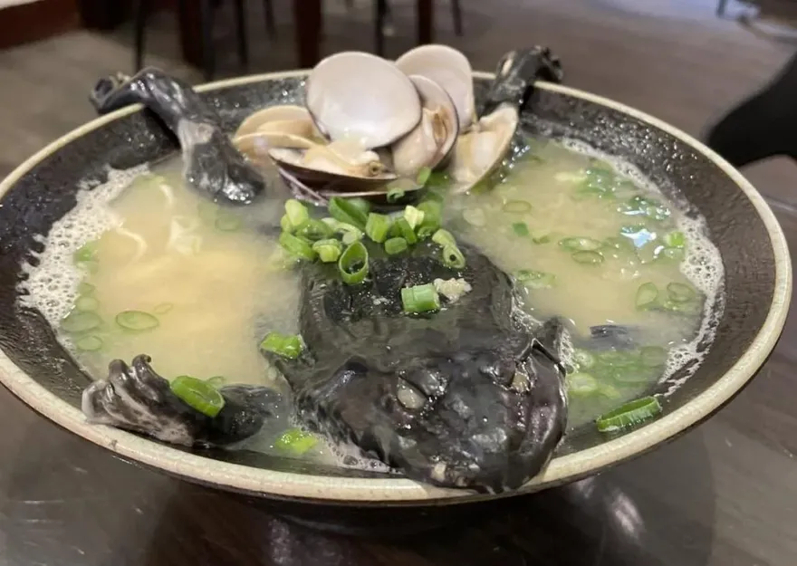 比大王具足蟲還噁！「青蛙拉麵」整隻扒在碗上　一坨黑畫面曝光