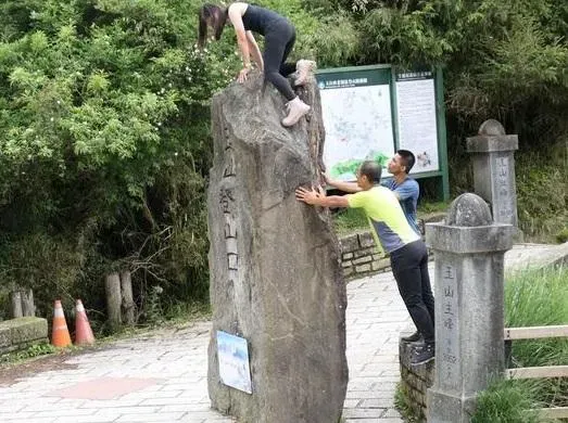 網美？亡美？她危攀「玉山登山口石碑」被罵爆　玉管處：無法可罰