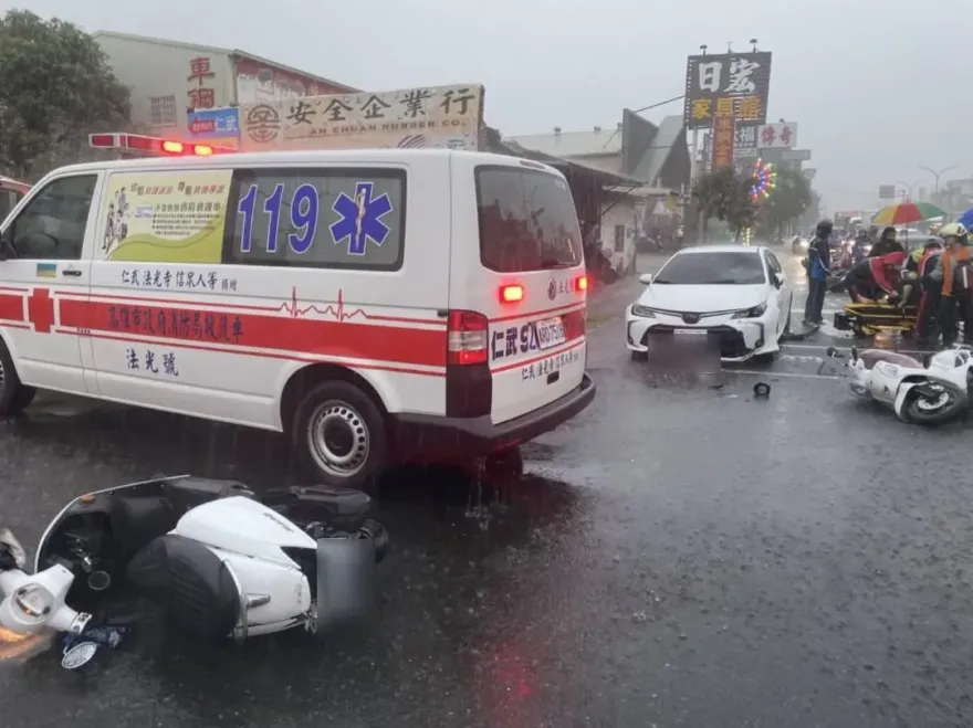 影/ 煞車失靈？駕駛雨天追撞前車　高雄警馳援交管5人送醫