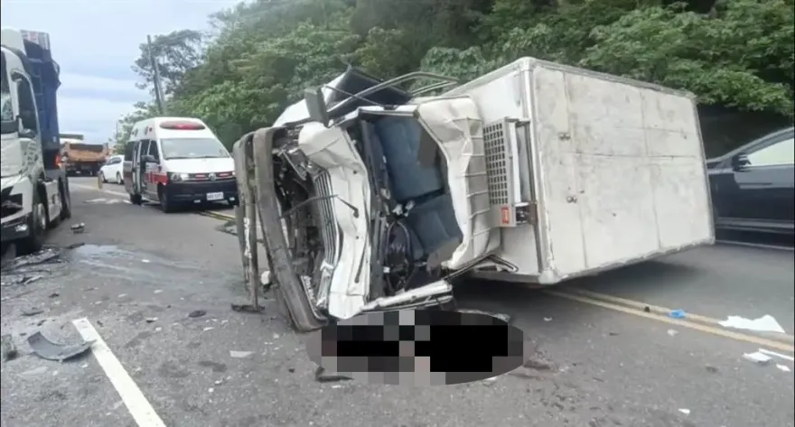 快訊/台東金崙大橋對撞車禍！小貨車逆向撞車翻覆　駕駛命危