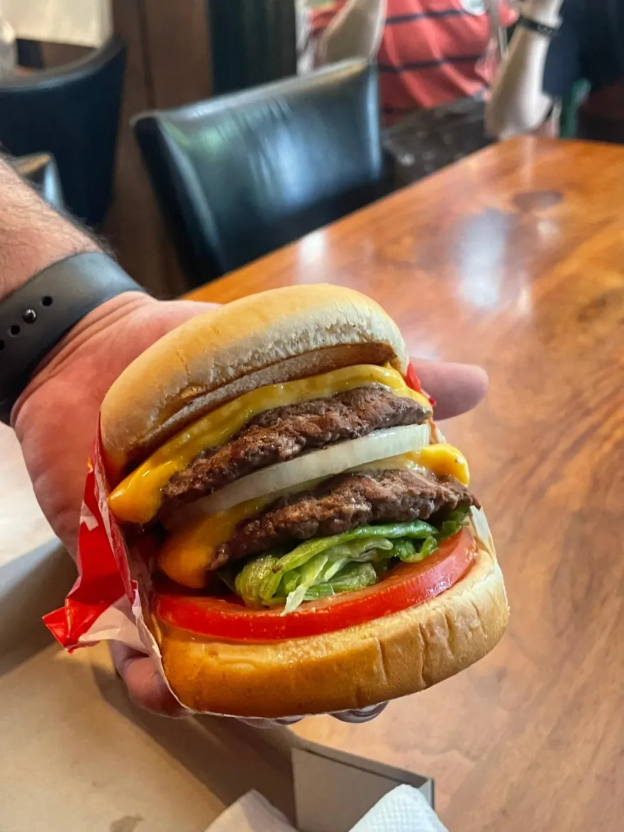 影/「In-N-Out漢堡」秒殺沒通知！千人不知情烈日下苦等　衝「漢堡王」怒吃