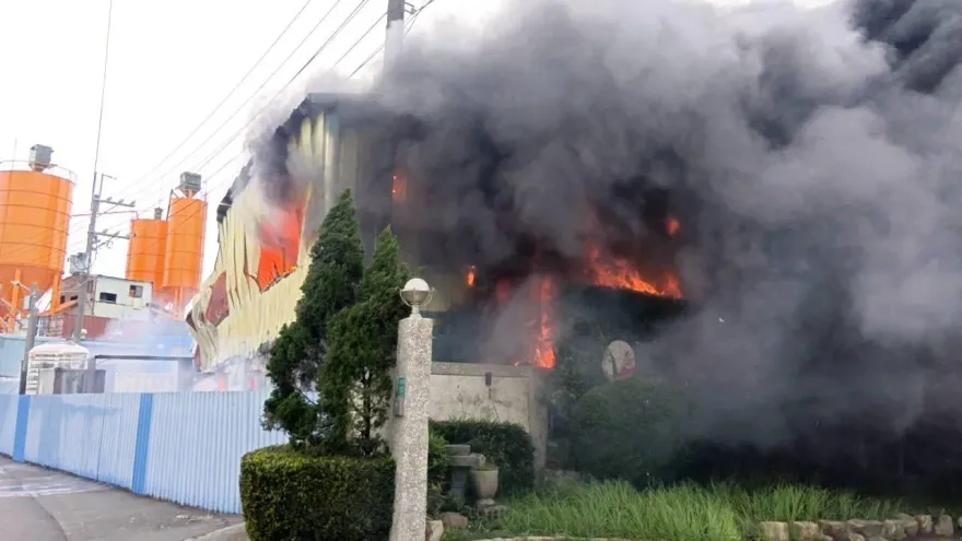 快訊/台南鐵皮貨櫃工廠大火！烈焰成團　駭人濃煙竄天際