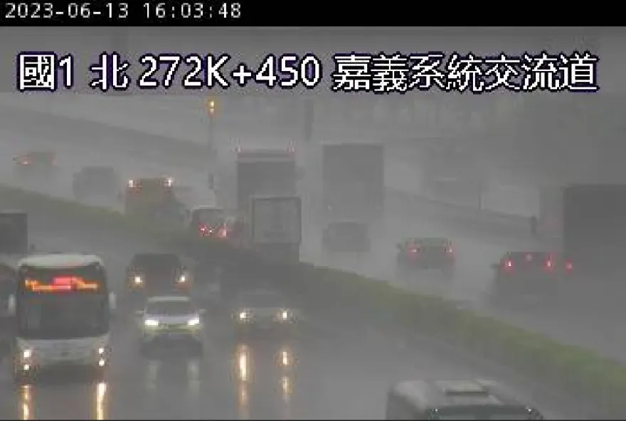 快訊/暴雨釀災2事故！中山高嘉義段5車連環撞　有人受困