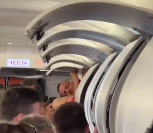 影/男子參加「單身趴」後累到睡翻　一覺醒來發現自己竟在飛機置物櫃中