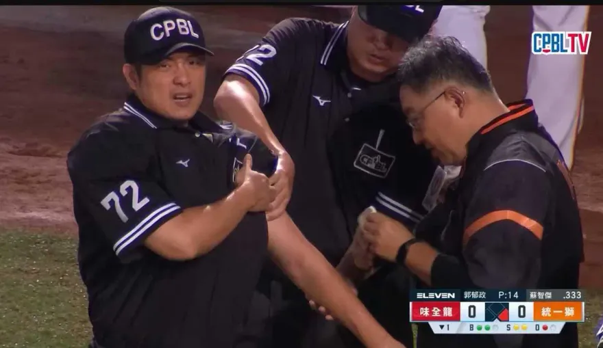 影/有夠衰！中職主審「百觸王」吳家維單場4球吻　學弟胡金龍最狠