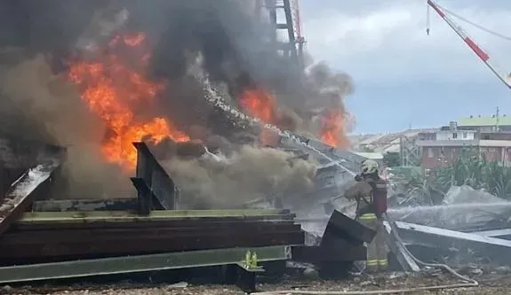 快訊/基隆正濱漁港造船廠旁空地起火！疑施工火苗點燃泡棉釀災
