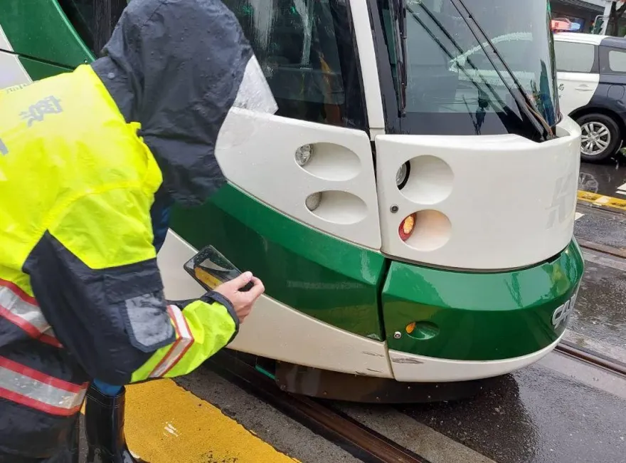 快訊/高雄輕軌雨天出撞況！遭機車擦撞又肇逃　15名乘客通勤受影響