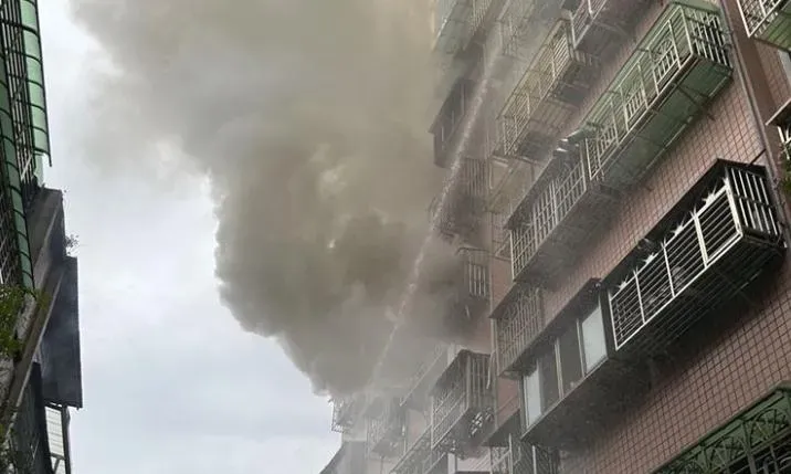 快訊/蘆洲社區大樓火警！火舌「陽台竄出」10分鐘被滅